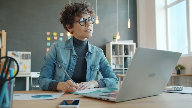 First Employee vs Contractor: When Should You Hire?